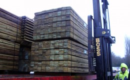 unloading-fencing-materials-delivery